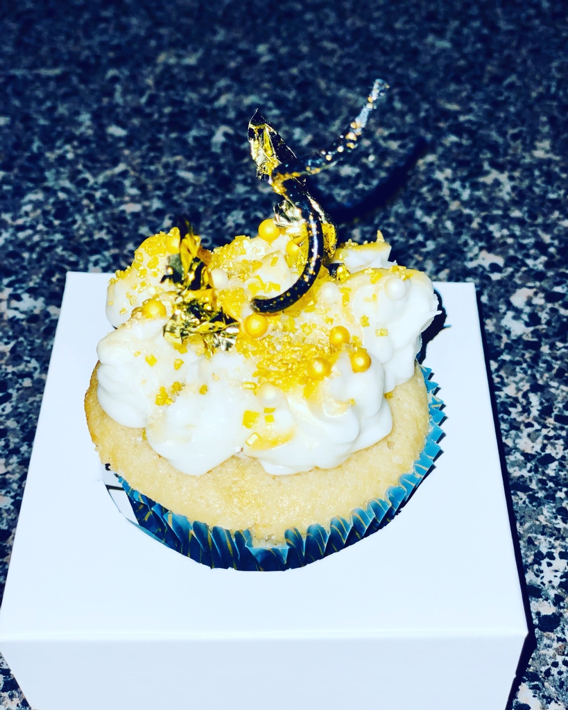 ItsPrettySweets's tweet photo. Blueberry Pomegranate Champagne Cupcakes 😋

High class treats for our high class clients 🍾 https://t.co/wwuIVSWH43