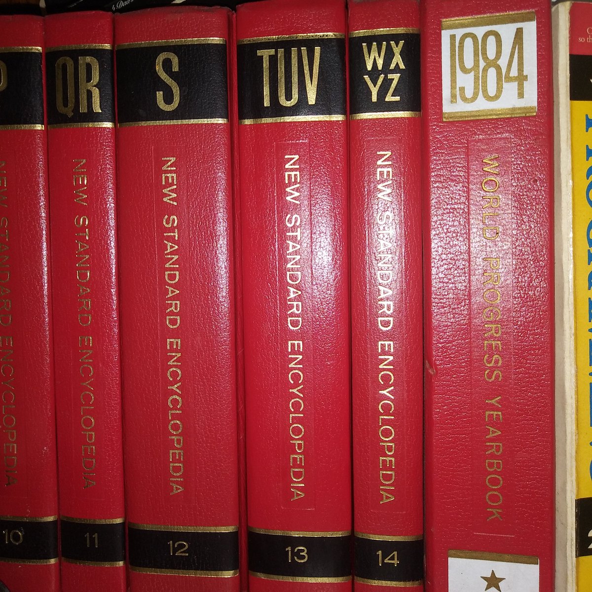 mbw4359's tweet photo. @Ask__me__why @probheardright @Aruthasexy1 @afortini I still have a set of Encyclopedias. This was before #UncleGoogle was born! 🤣😂 https://t.co/kVipFbQKZm
