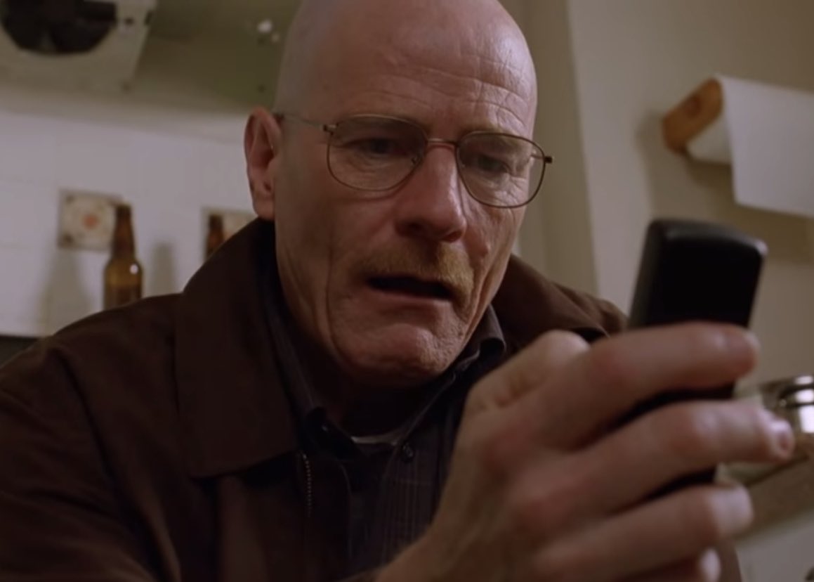 Смотрит в телефон мем. Уолтер Уайт Хайзенберг. Breaking Bad Уолтер Уайт. Брайан Крэнстон Хайзенберг