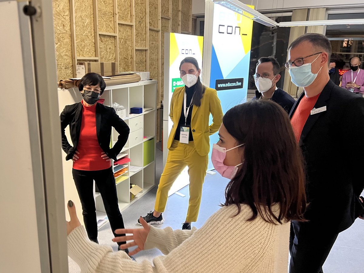 Die Bildungsbürgermeisterin Stefanie Jansen im Gespräch mit Teilnehmenden beim #educon2021 #Hackathon. Hier ist ein Team mit Ideen für eine digitale Kuratierung von Kunst-Orten. @Rhein_Neckar <a href="/heidelberg_de/">Stadt Heidelberg</a> <a href="/rue_carly/">Carla Runge</a> @HLang120 <a href="/YAEZagency/">YAEZ GmbH</a>