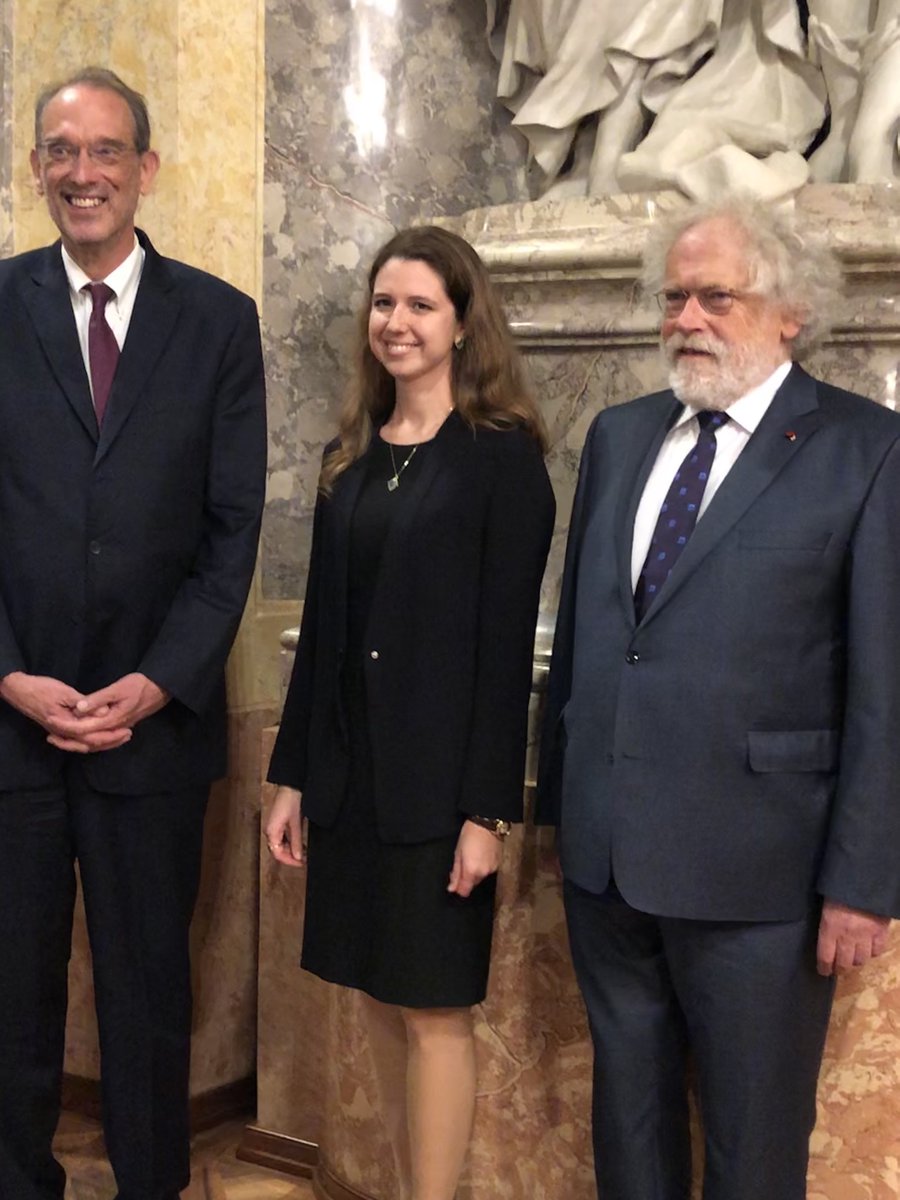 CarinaRasse's tweet photo. Mit Anton Zeilinger, Präsident der ÖAW und Heinz Faßmann, Bundesminister für Bildung 🎓 such an honor 🤩 https://t.co/wvxCF61lzh