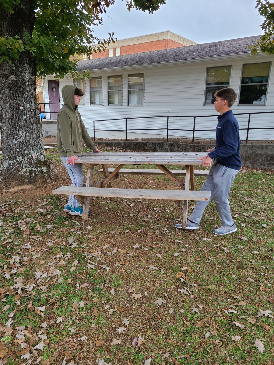 Bearden HS Key Clubbers kicked off #KeyClubWeek by picking up trash and sprucing up our back patio. Go <a href="/bhsdawgs/">Bearden High School</a>!