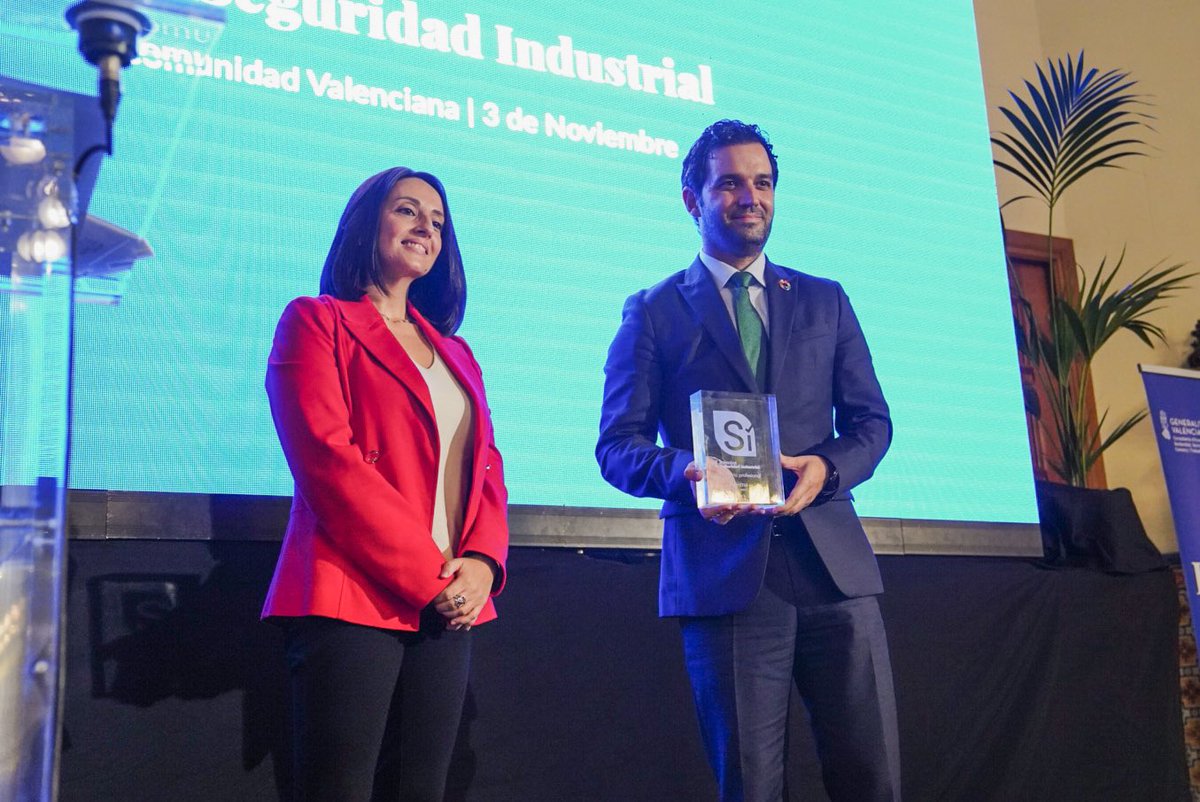 SagredoMarco's tweet image. #PATERNA #CIUDAD #EMPRESAS 🏅

Recibe el premio por su trayectoria profesional en la I Edición de los Premios Seguridad Industrial 👏🏻 🏭 

#PaternaLovers ❤️ @paternaempresas