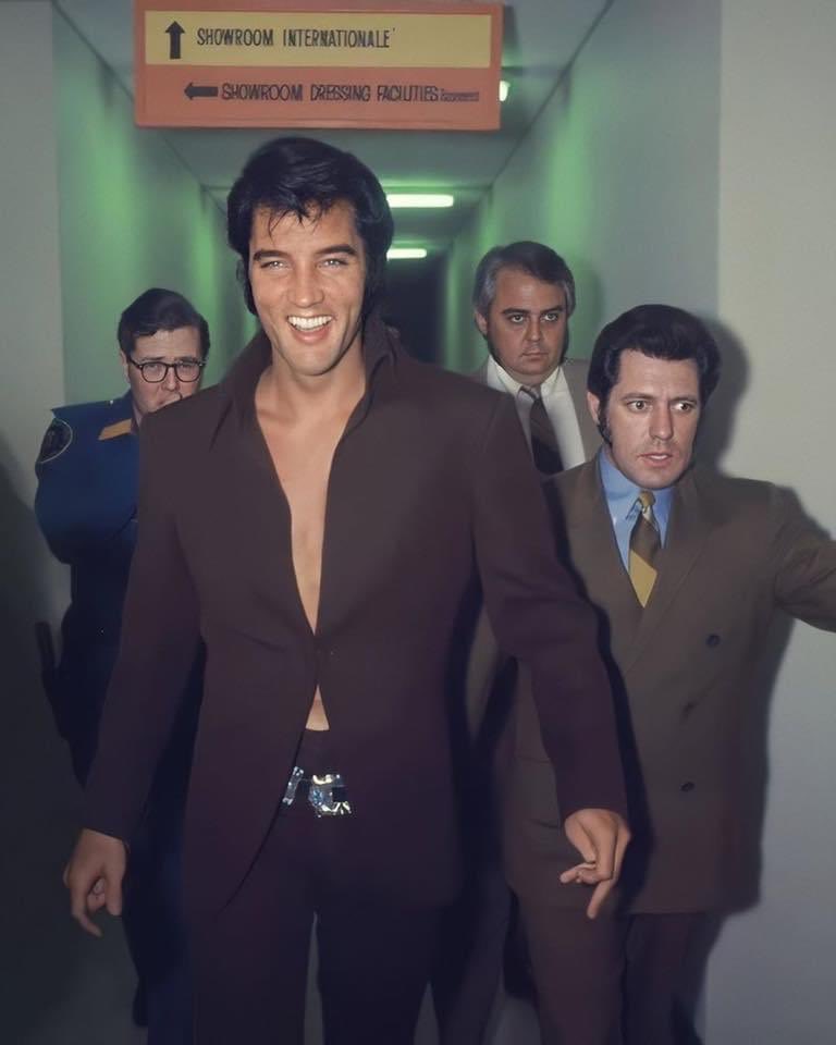 joanitoad's tweet photo. Elvis, en 1969, preparado para lo que le echen.👇🏼 https://t.co/7ZdlsqGrDw