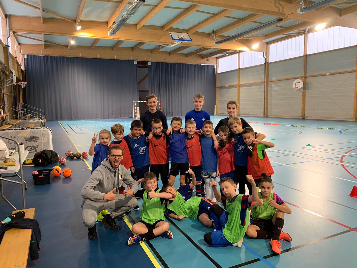Le stage foot bat son plein ! Près de 30 stagiaires, encadrés par <a href="/MiocicMario/">Mario</a> et Théo, y participent depuis mardi matin #excelsior #cuvry #football #stage #vacances #Toussaint