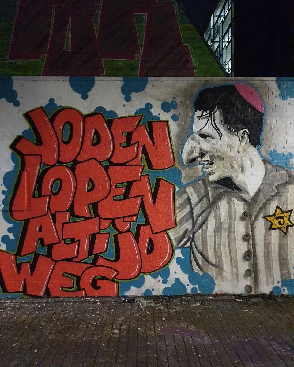 RubenGerczi's tweet photo. Feyenoord‘s Fanszene ist bekannt für ihren #Antisemitismus. So skandierten sie gegen Ajax: "Hamas, Hamas, Juden ins Gas". Nach dem Wechsel von Steven Berghuis zu Ajax tauchte dieses Graffiti in Rotterdam auf ( „Juden laufen immer davon“). https://t.co/tR4u85ly5H
