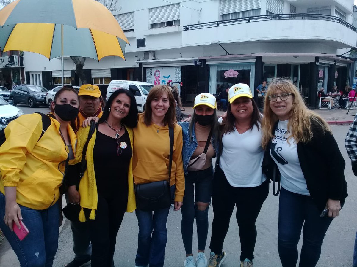 mujeresprolanus's tweet photo. Acompañando a @mauriciomacri en #Dolores 
Enormes gracias a las @mujeresprolanus que nos representaron 
#LanusPresente
#EsJuntas https://t.co/VT3spCfH2k