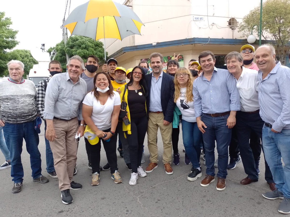 mujeresprolanus's tweet photo. Acompañando a @mauriciomacri en #Dolores 
Enormes gracias a las @mujeresprolanus que nos representaron 
#LanusPresente
#EsJuntas https://t.co/VT3spCfH2k