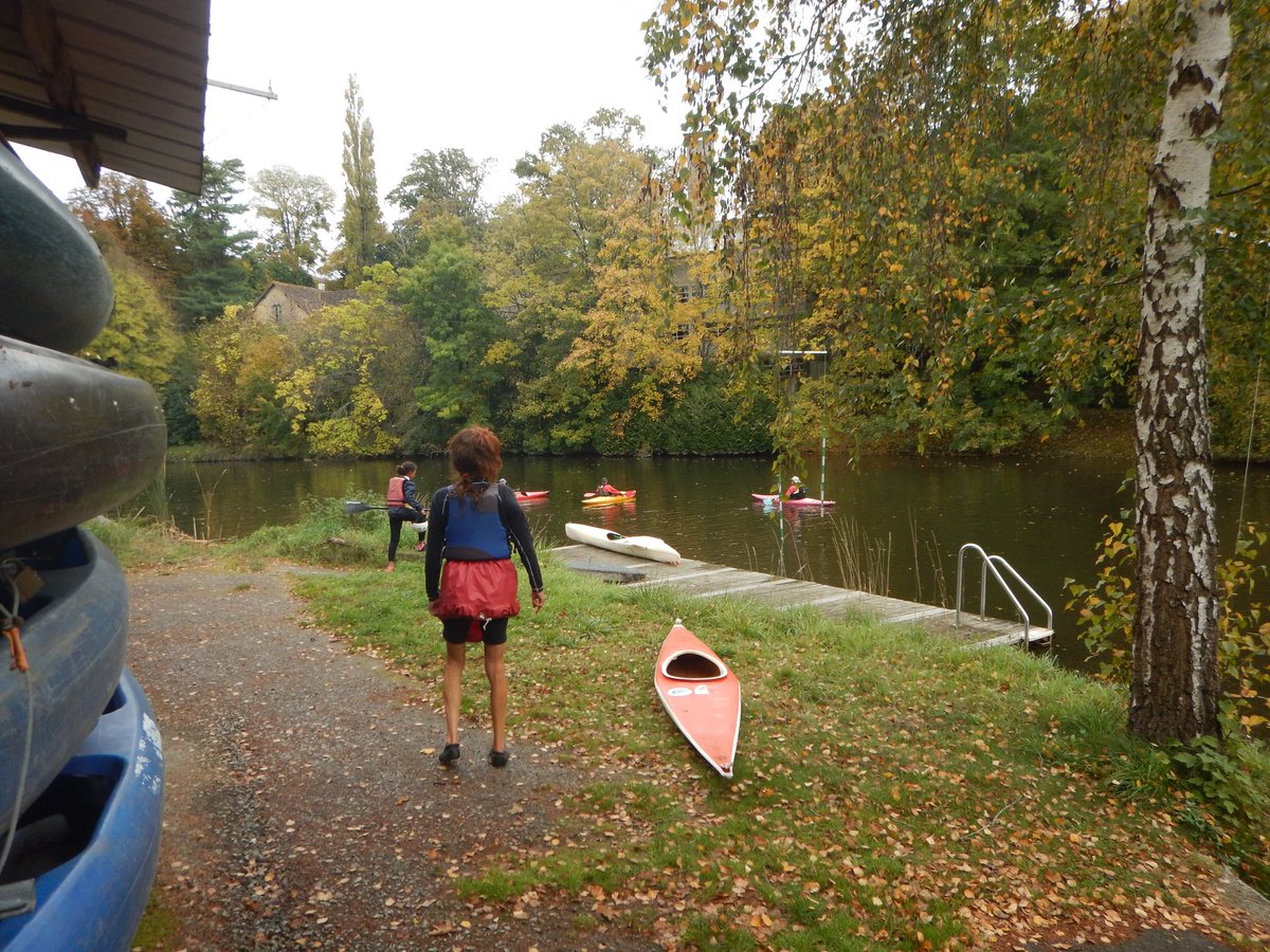 kayakmayenne's tweet photo. Une séance d'automne, intergénérationnelle !

#canoe #kayak #rivière #transmissionsavoir #intergenerationel #passion #mayennetourisme #mayennelaville #Slowlydays https://t.co/LU2w4VGR8v