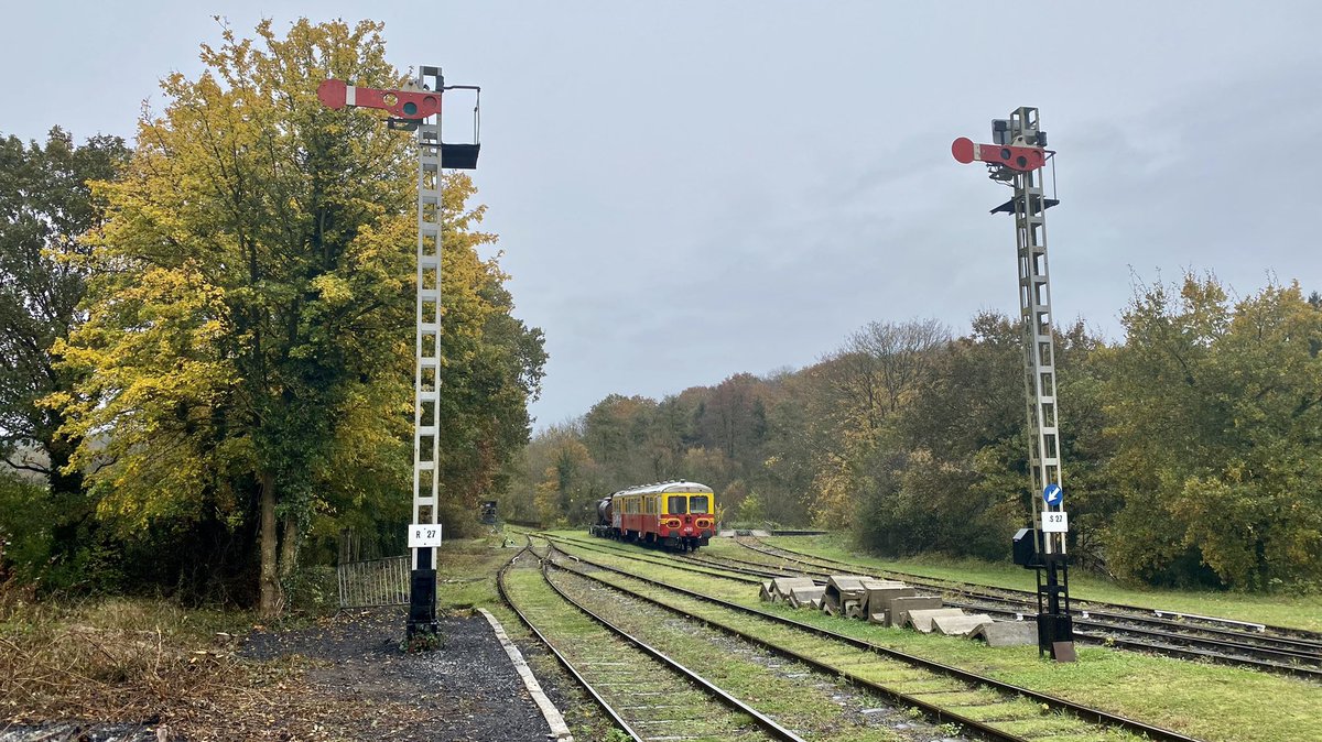 thalys74's tweet photo. #AR4510 à #Treignes #CFV3V … quelques centaines de mètres derrière celui ci … c’est la France 🇫🇷 https://t.co/iVsRsmwfip