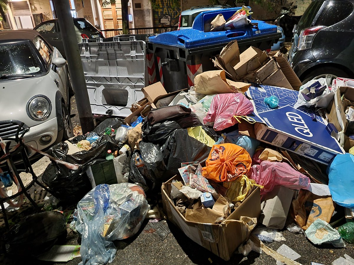 mrpbee59's tweet photo. @gualtierieurope Complimenti Sindaco, Le auguro buon lavoro mostrandole la calorosa accoglienza riservata dagli abitanti di via Lucrino ai nuovi meravigliosi cassonetti multicolore AMA che immagino figli della fantastica gestione di Stefano Zaghis. https://t.co/k8stIdlIyl