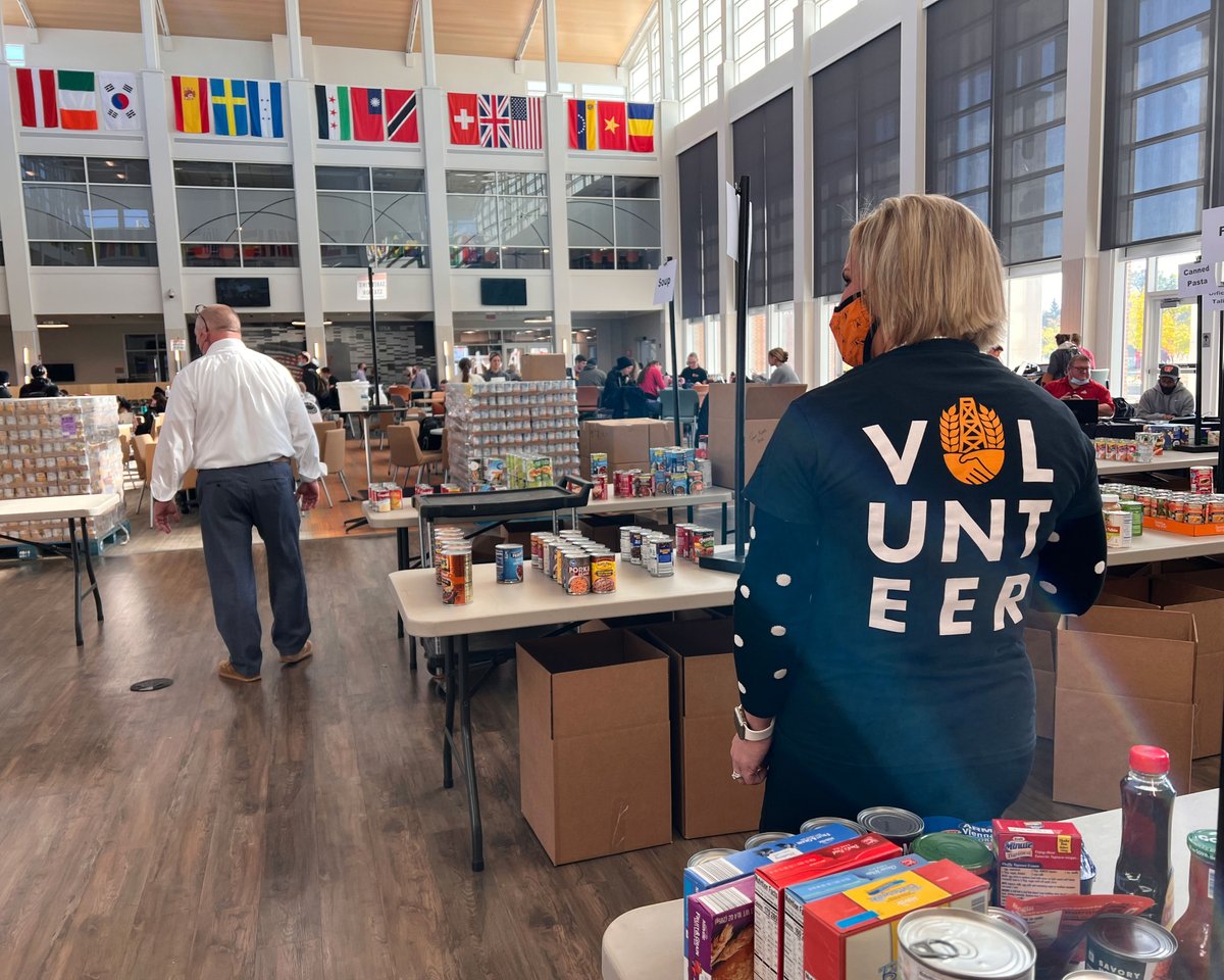 ufindlay's tweet photo. Help us break records! 🛒🥫🎉 Bring non-perishable food to the Center for Student Life and College of Business today until 7:30 p.m. or donate online at https://t.co/Xb0fVWDNuI
#HelpingHands #FindlayServes https://t.co/u555cceLdR