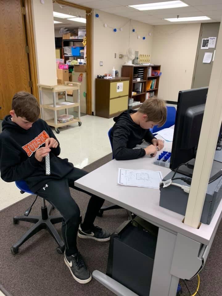 _SMCSI's tweet photo. 7th graders in Mrs. Mason’s VEX Robotics class have started building this week! Check back for progression pictures of their robots! Their big competition will be in December! Details to come on that event! #SMCSI https://t.co/LwgpJWklUm