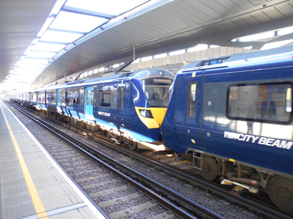 loypass_SCCar's tweet image. 🚈🏙 The City Beam is on - zero carbon at that.
@Se_Railway 's refreshed 707s bring fresh attraction to the Cannon St-Dartford corridor; saw this pair on an Up at #LondonBridge 2/11/2021. #class707 #southeastern