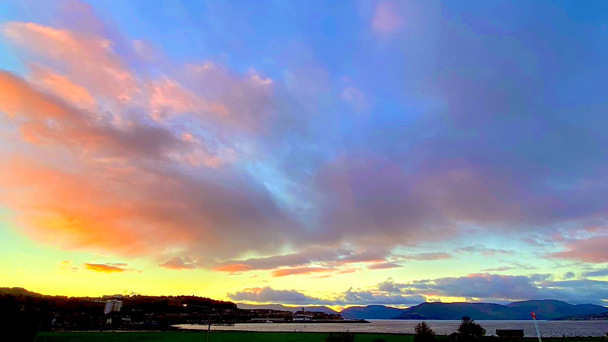 discinverclyde's tweet photo. Sunset tonight 

Thanks to @DarrochOlga for the photo

#DiscoverInverclyde #Greenock #Gourock #Inverclyde #VisitScotland #ScotlandIsCalling #YCW2021 #Outdoors #Autumn #AutumnPathDays #EverydayWalking #WestCoastWaters #FirthOfClyde #RespectProtectEnjoy https://t.co/oOsBG33S5M