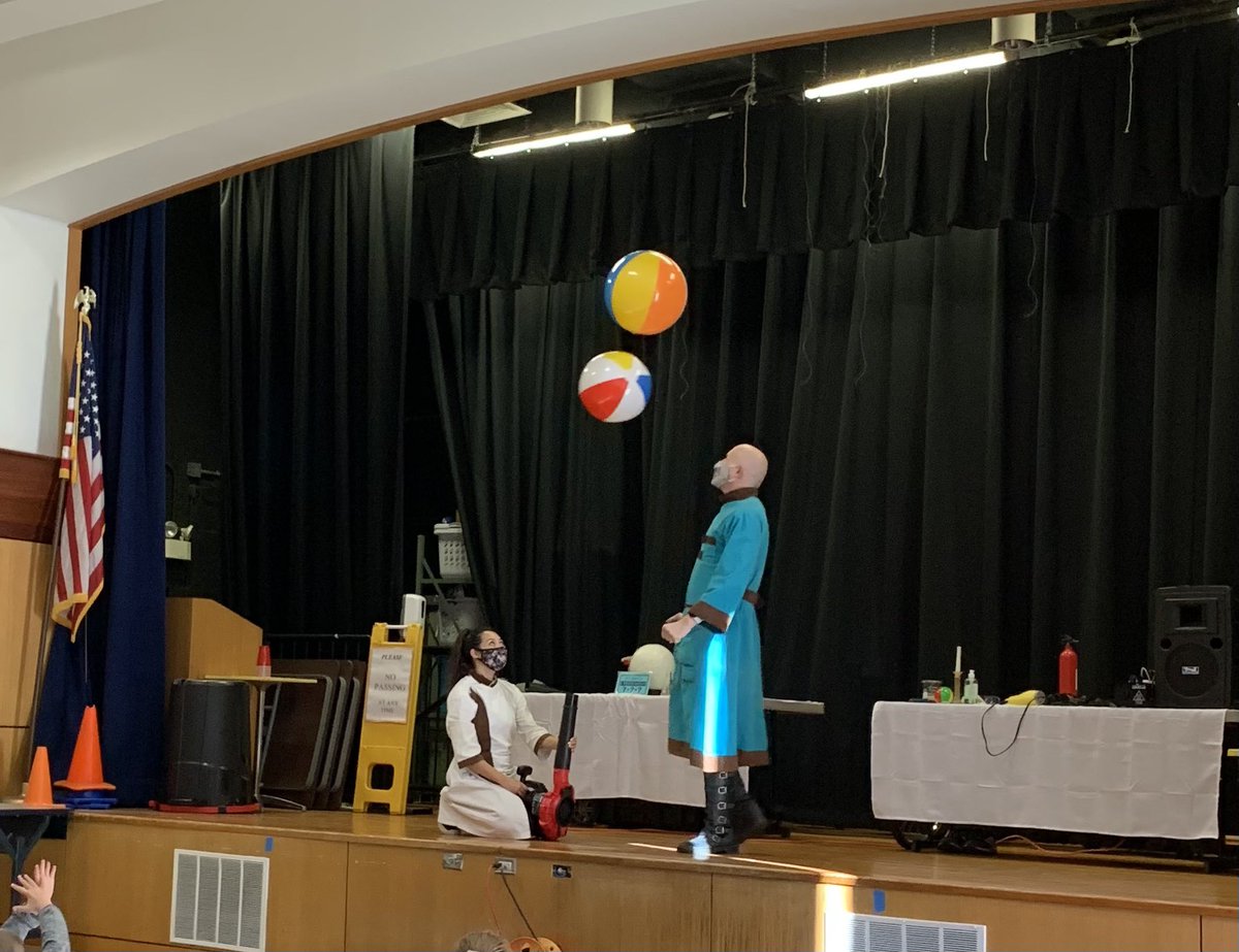 CPerrySTEM's tweet photo. Thank you @HHSPTOLynnfield for bringing us #ExtremeScience and the #ScienceWizard! @MrsWyland_HHS @superkvogel @CPerrySTEM @LPS_Fennessy https://t.co/3Q2XKIpuw0