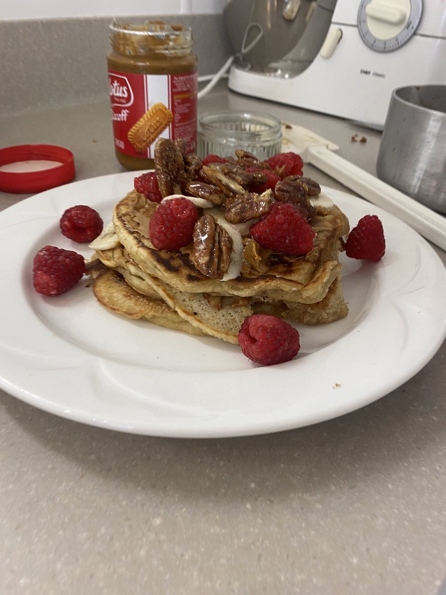 juliazgomula's tweet photo. Another fun #foodandnutrition class this week. Today we were challenged to make vegan quiche using an egg substitute along with another food of our choice. @EllenLEKavanagh and I decided to make two types of pancakes #CMFI #foodinnovation #veganfood https://t.co/ywz89wUEOQ
