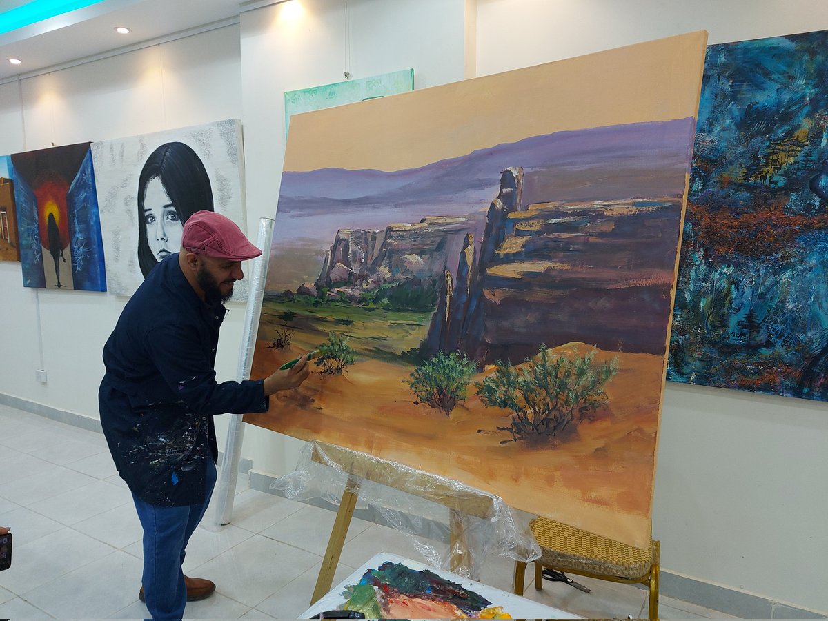 ksa_safa_'s tweet photo. #يحدث_الآن 
ورشة رسم حر ضمن برنامج تميز مع جسفت في صالة الجمعية السعودية للفنون التشكيلية  (جسفت) . https://t.co/Ykg30vhT6H