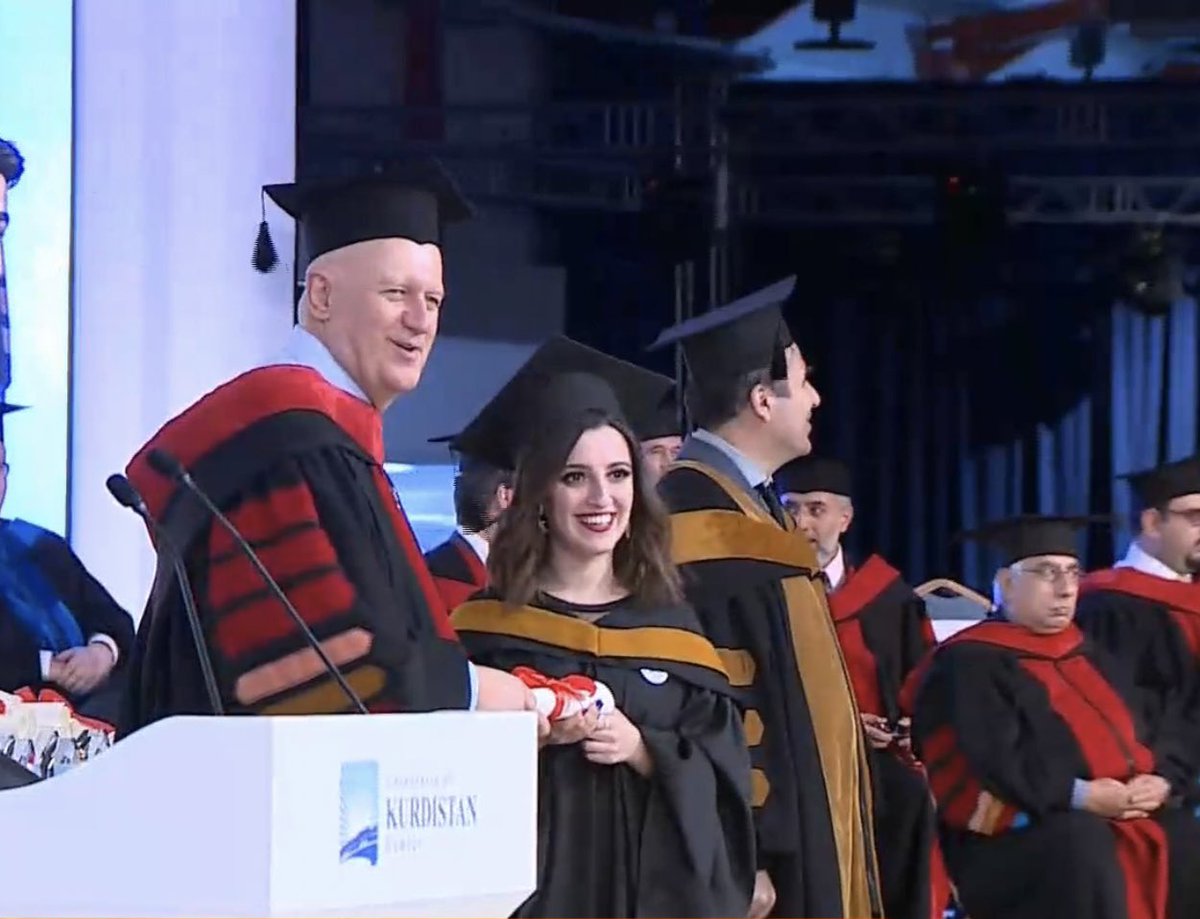 Mirna_Henryy's tweet photo. Twitter familia, she is a graduate. 👩‍🎓 

#MirnasAcademicLife
 @UKH_official https://t.co/oFnjoIHOCF