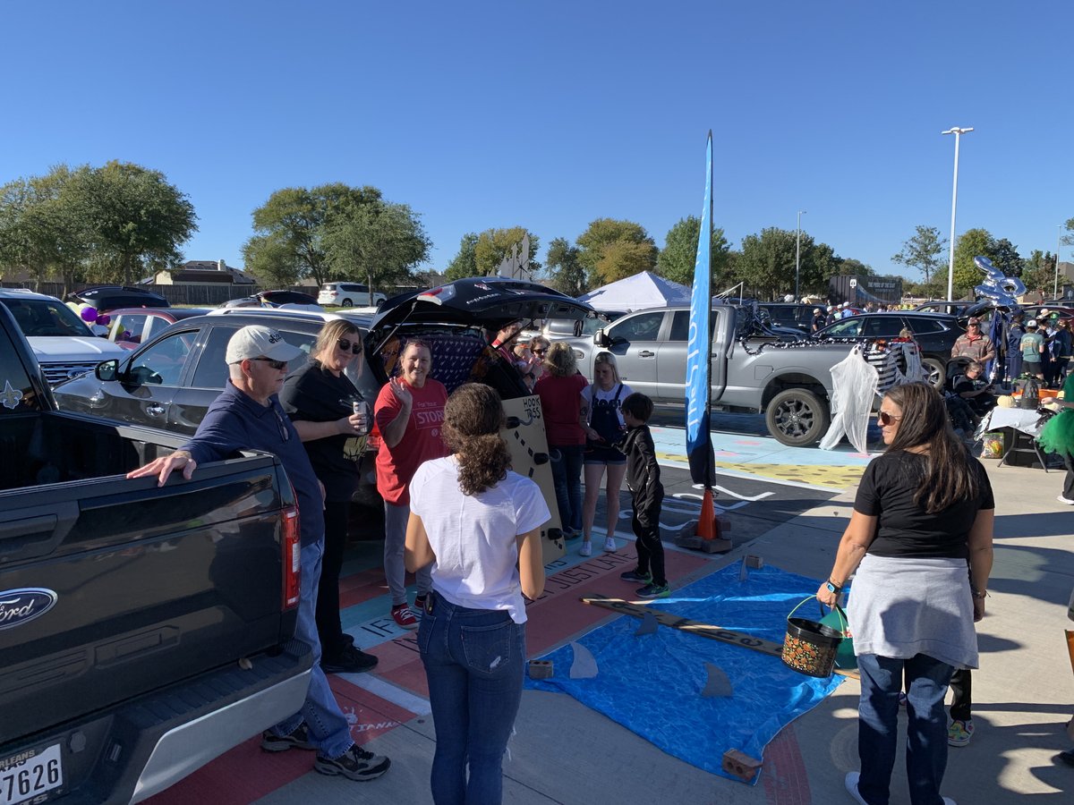 theStorychurch's tweet photo. It was a good time last Sat at the Wylie East Trunk or Treat. Thanks to all who participated whether it was in donating candy, building our game, showing up to put candy packets together and/or interacting with the large # of people who came by. GREAT job! #liveabetterSTORY https://t.co/PTLH2M0fgj