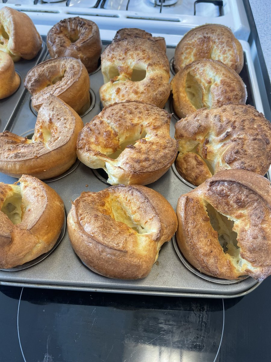 nieperDTandArt's tweet photo. Another class steps up and completes the ‘Yorkshire Pudding Challenge’ This class literally rose above the rest! @nieperacademy Worthy of a bake off style ‘handshake’ and a new height record set 📏 #GCSEfood #steam #fat #scienceofbaking 👩🏼🍳👨🏻🍳 #Year10 https://t.co/htzIteWuzO