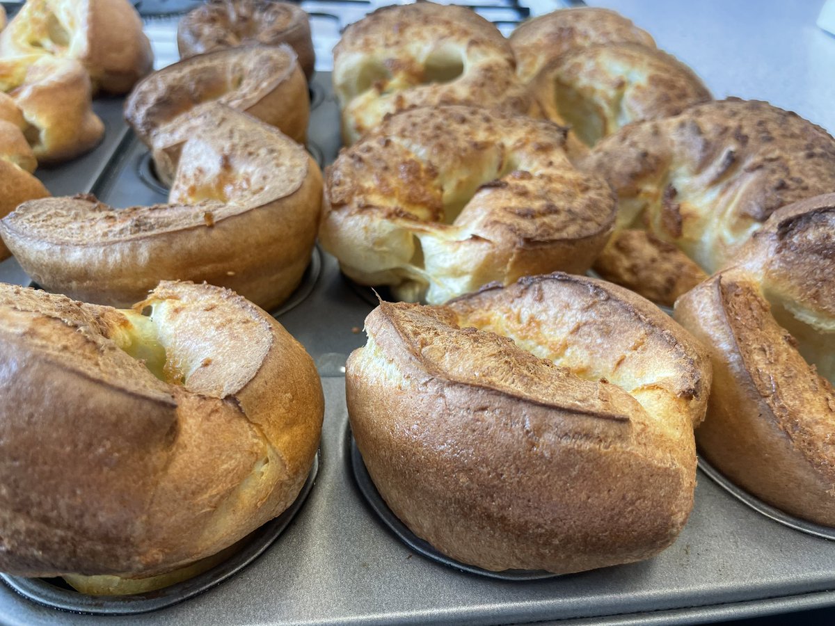 nieperDTandArt's tweet photo. Another class steps up and completes the ‘Yorkshire Pudding Challenge’ This class literally rose above the rest! @nieperacademy Worthy of a bake off style ‘handshake’ and a new height record set 📏 #GCSEfood #steam #fat #scienceofbaking 👩🏼🍳👨🏻🍳 #Year10 https://t.co/htzIteWuzO
