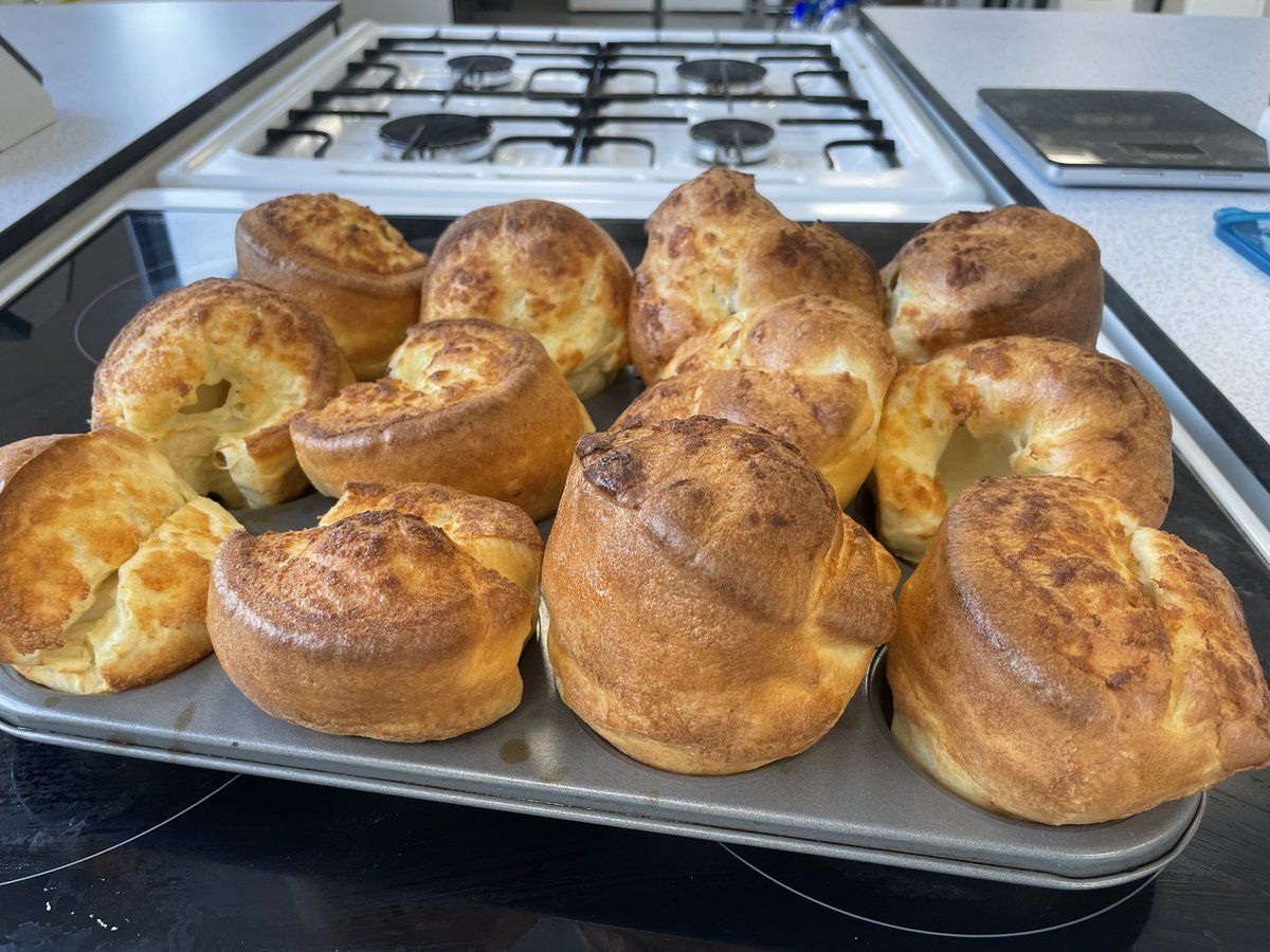 nieperDTandArt's tweet photo. Another class steps up and completes the ‘Yorkshire Pudding Challenge’ This class literally rose above the rest! @nieperacademy Worthy of a bake off style ‘handshake’ and a new height record set 📏 #GCSEfood #steam #fat #scienceofbaking 👩🏼🍳👨🏻🍳 #Year10 https://t.co/htzIteWuzO