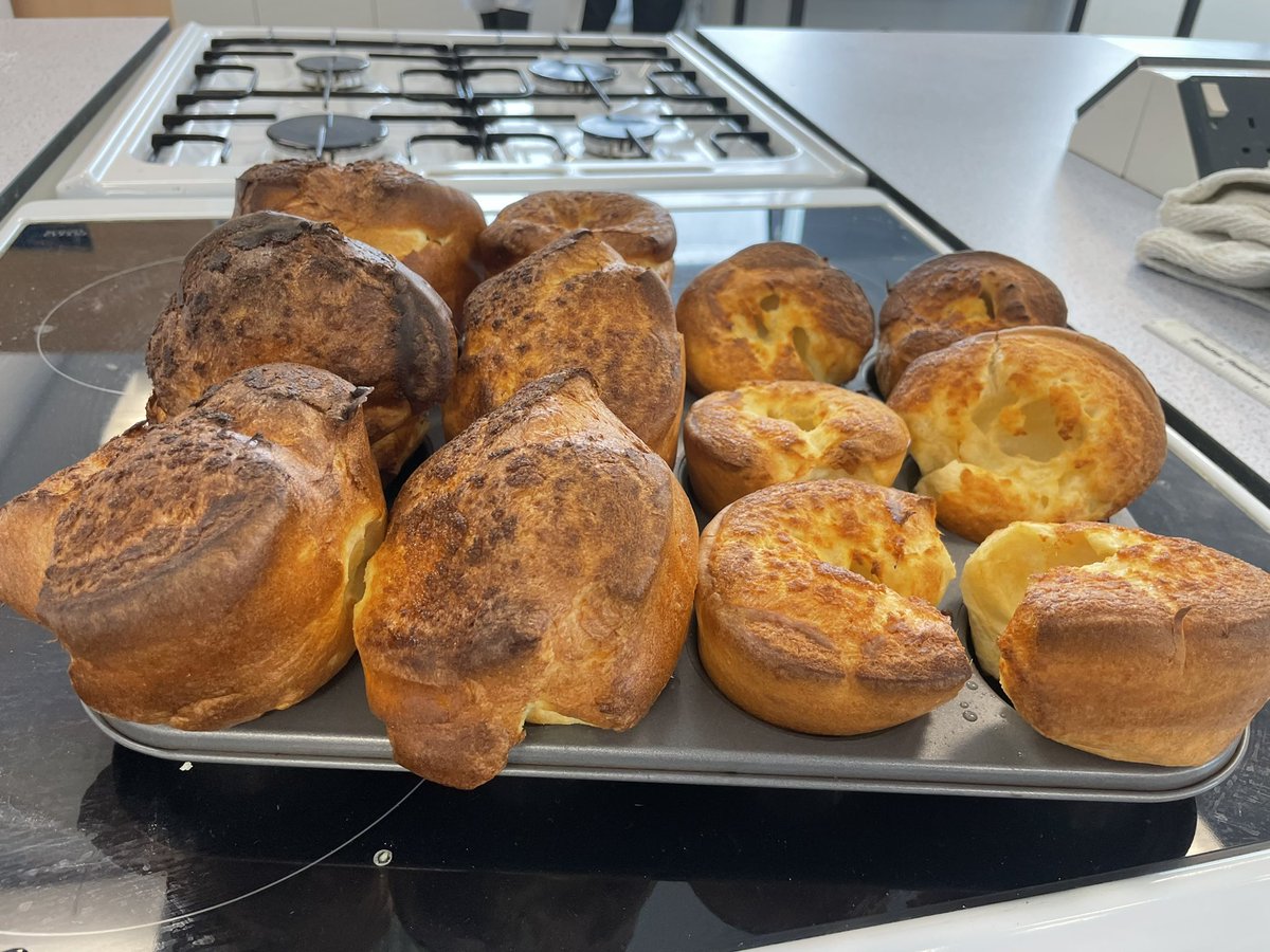 nieperDTandArt's tweet photo. Another class steps up and completes the ‘Yorkshire Pudding Challenge’ This class literally rose above the rest! @nieperacademy Worthy of a bake off style ‘handshake’ and a new height record set 📏 #GCSEfood #steam #fat #scienceofbaking 👩🏼🍳👨🏻🍳 #Year10 https://t.co/htzIteWuzO