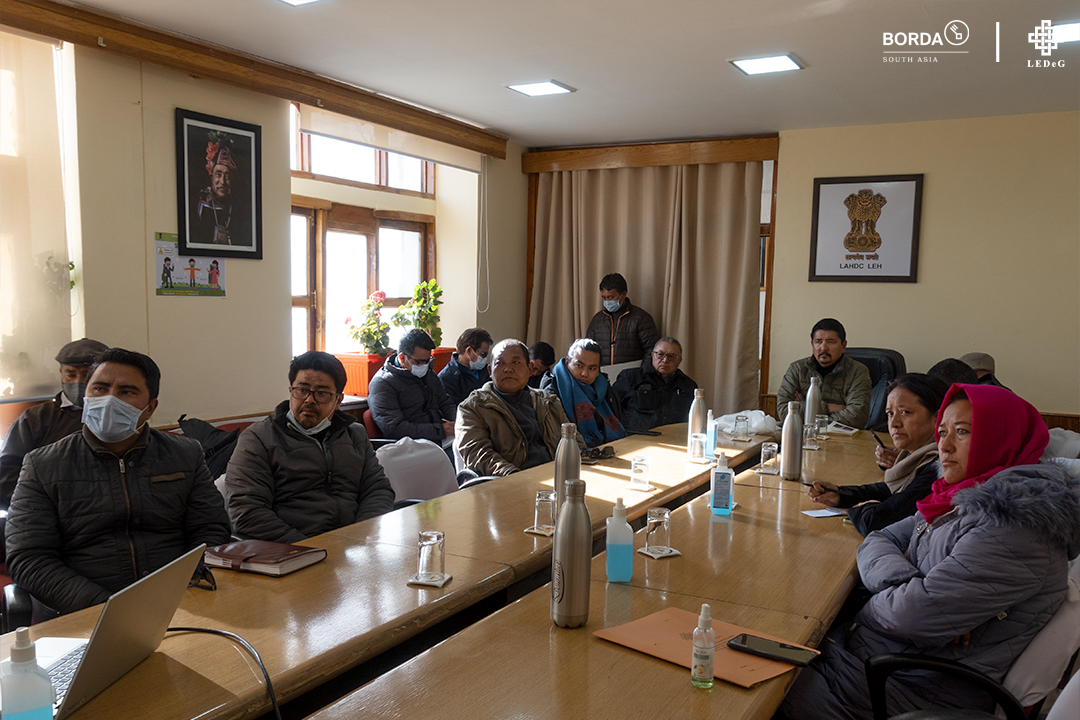 ledegladakh's tweet photo. A delegate who went for an exposure tour to Ahmedabad and Kadi Municipality for three days met CEC @tashi_gyalson and debriefed about the tour. This tour was organised by LEDeG under BORDA project PN-161 in collaboration with @LAHDC_LEH &amp; @LAHDC_K

#Ledeg  #bordasouthasia  #LAHDC https://t.co/IvlqKKOj8H