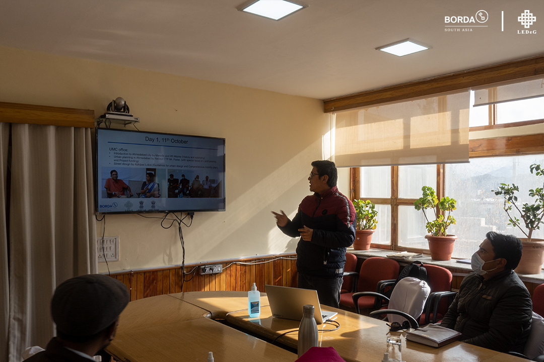 ledegladakh's tweet photo. A delegate who went for an exposure tour to Ahmedabad and Kadi Municipality for three days met CEC @tashi_gyalson and debriefed about the tour. This tour was organised by LEDeG under BORDA project PN-161 in collaboration with @LAHDC_LEH &amp; @LAHDC_K

#Ledeg  #bordasouthasia  #LAHDC https://t.co/IvlqKKOj8H