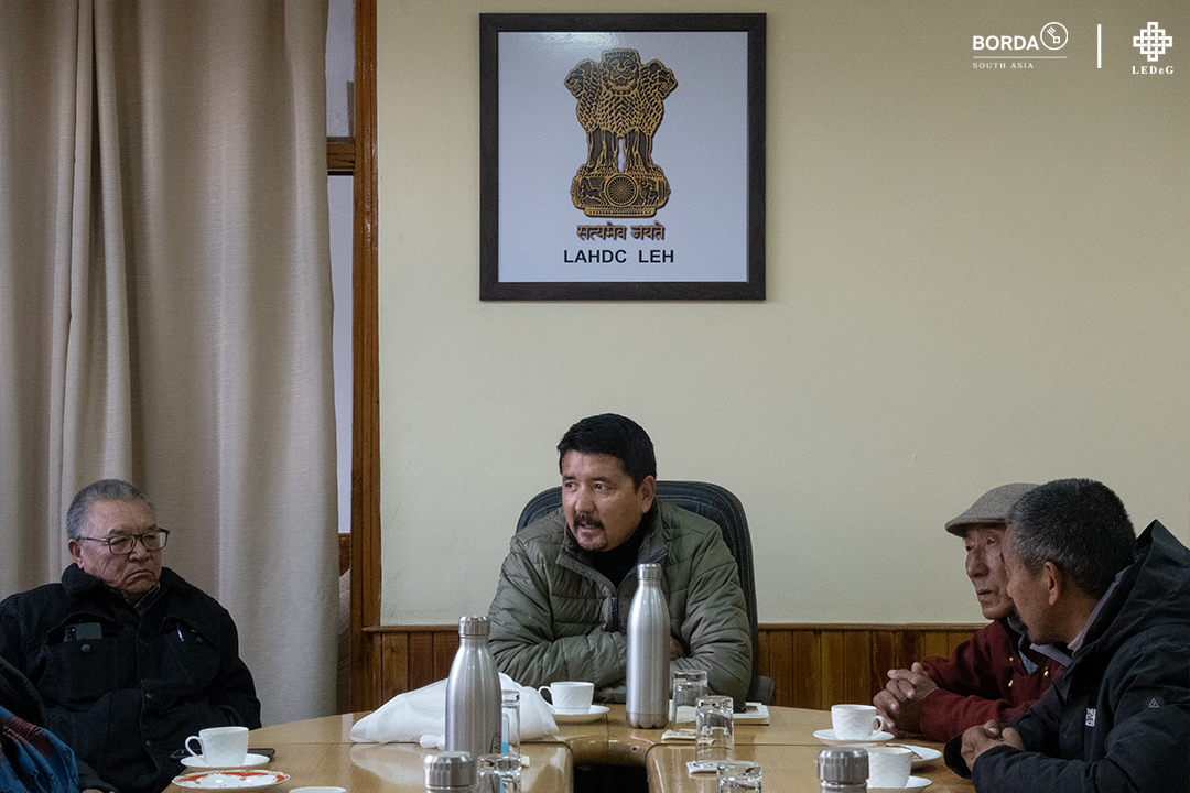 ledegladakh's tweet photo. A delegate who went for an exposure tour to Ahmedabad and Kadi Municipality for three days met CEC @tashi_gyalson and debriefed about the tour. This tour was organised by LEDeG under BORDA project PN-161 in collaboration with @LAHDC_LEH &amp; @LAHDC_K

#Ledeg  #bordasouthasia  #LAHDC https://t.co/IvlqKKOj8H