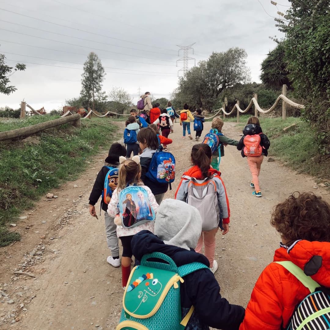 grasisoler's tweet photo. Sabieu que els els ponis mengen garrofes!!
I pinso també, clar!! 🐎🌾Els infants de P4👨🏽🦰👱🏽♀️ cotinuem aprenent sobre els ponis, com s'han de cuidar i d'estimar. Hem anat al #Poniclub, a Sant Just i hem passat un dia fantàstic!!
#treballperprojectes
#ponis
#Infantil https://t.co/71EFq7juN7