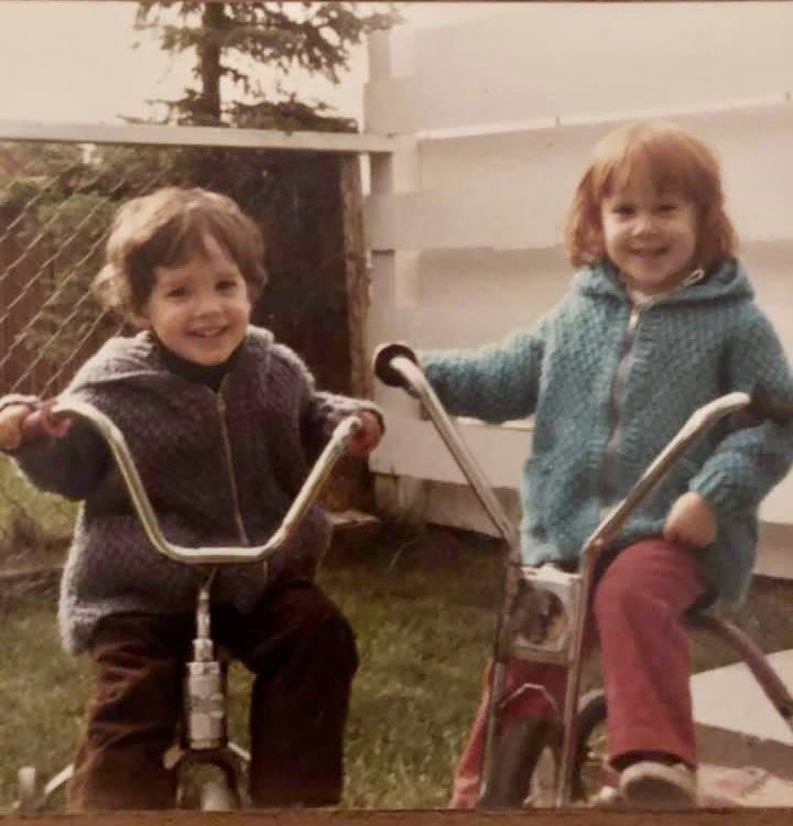 kkoeyk's tweet photo. We used to be so cute!
Happy birthday! 🥳 #matchingsweaters #twins https://t.co/x1iGDG36KS