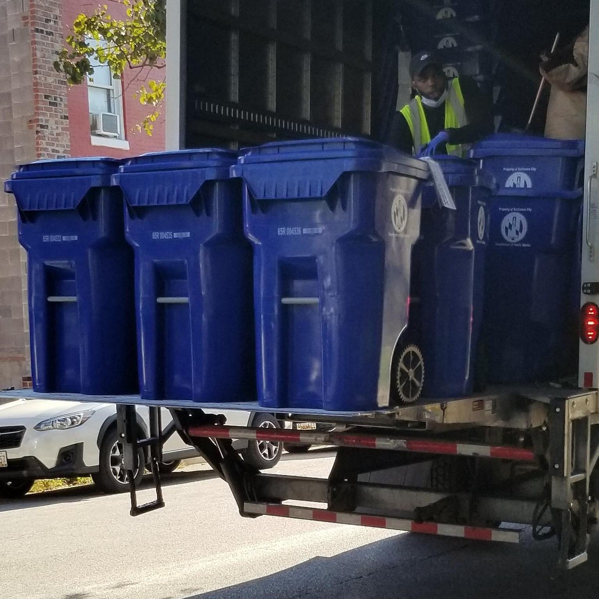 Take the guesswork out of figuring out what goes in your new residential recycling cart with <a href="/BaltimoreDPW/">BaltimoreDPW</a>'s easy-to-use, online Recycle Right tool: buff.ly/2r5T5wA
#baltimorecity #recycle #recycleright♻️