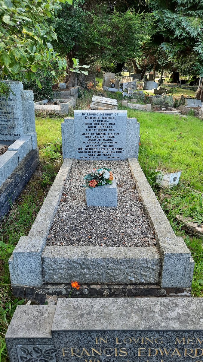 InscriptionsWw1's tweet photo. #RememberedHere
Lance Corporal George Leslie Moore
Killed in action 10 July 1916
Aged 20
#StKenelmsChurch #Romley #Bromsgrove #Worcestershire
#WW1 #LestWeForget
Online records via https://t.co/zCNG4XlM7n https://t.co/BmfT03HPPA