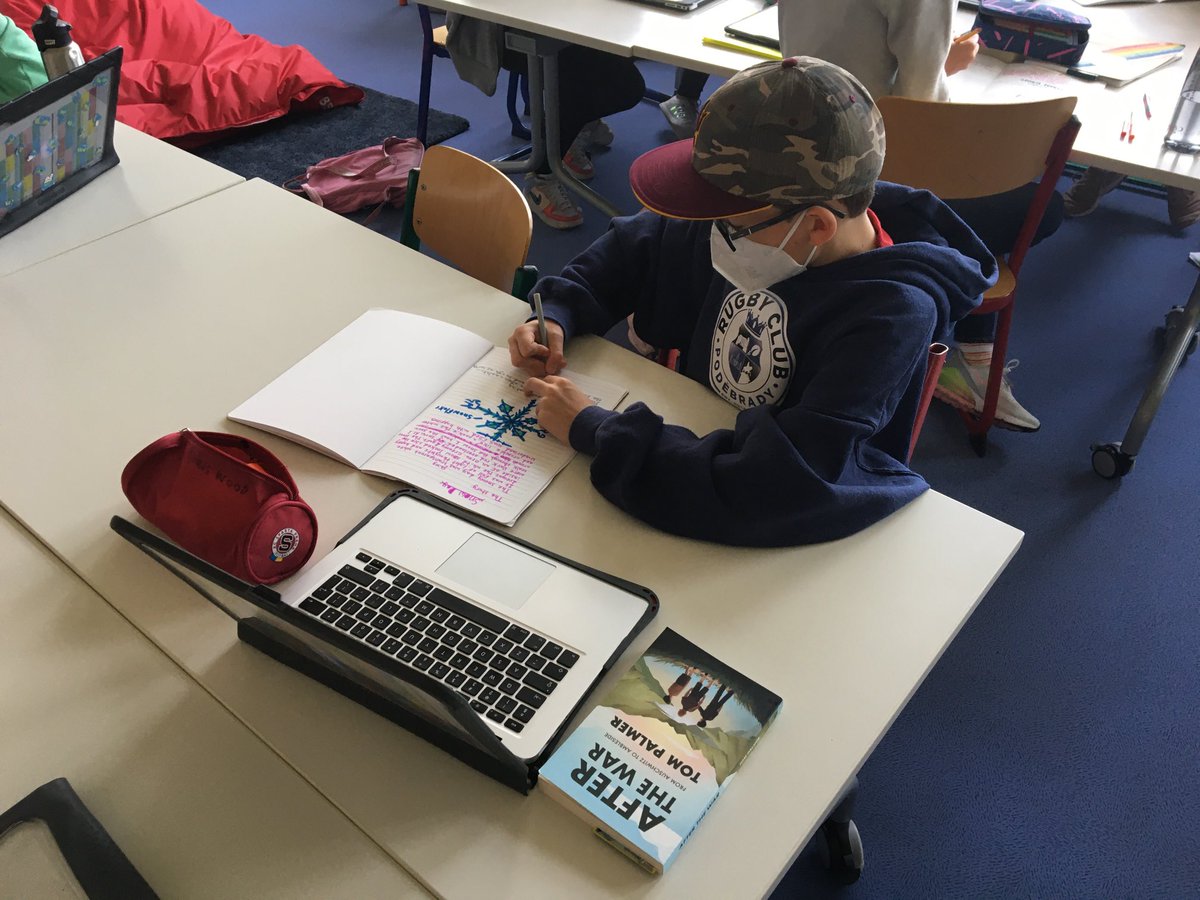 jmsnive's tweet photo. Students collecting ideas as we begin our narrative unit. π#notebookwork https://t.co/6aiDko1Q06