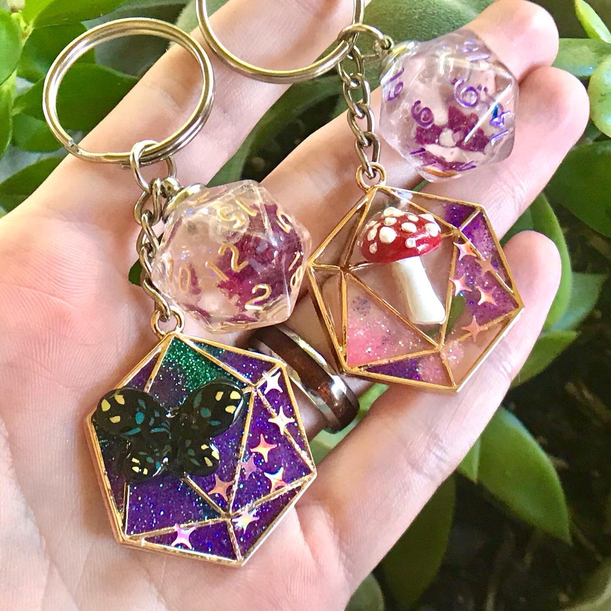 DeathwishDice's tweet photo. New Glitter Shaker d20 keychains in the shop now 💜✨
✨https://t.co/DOobOMzyuM✨ https://t.co/X8qHHuTQSo