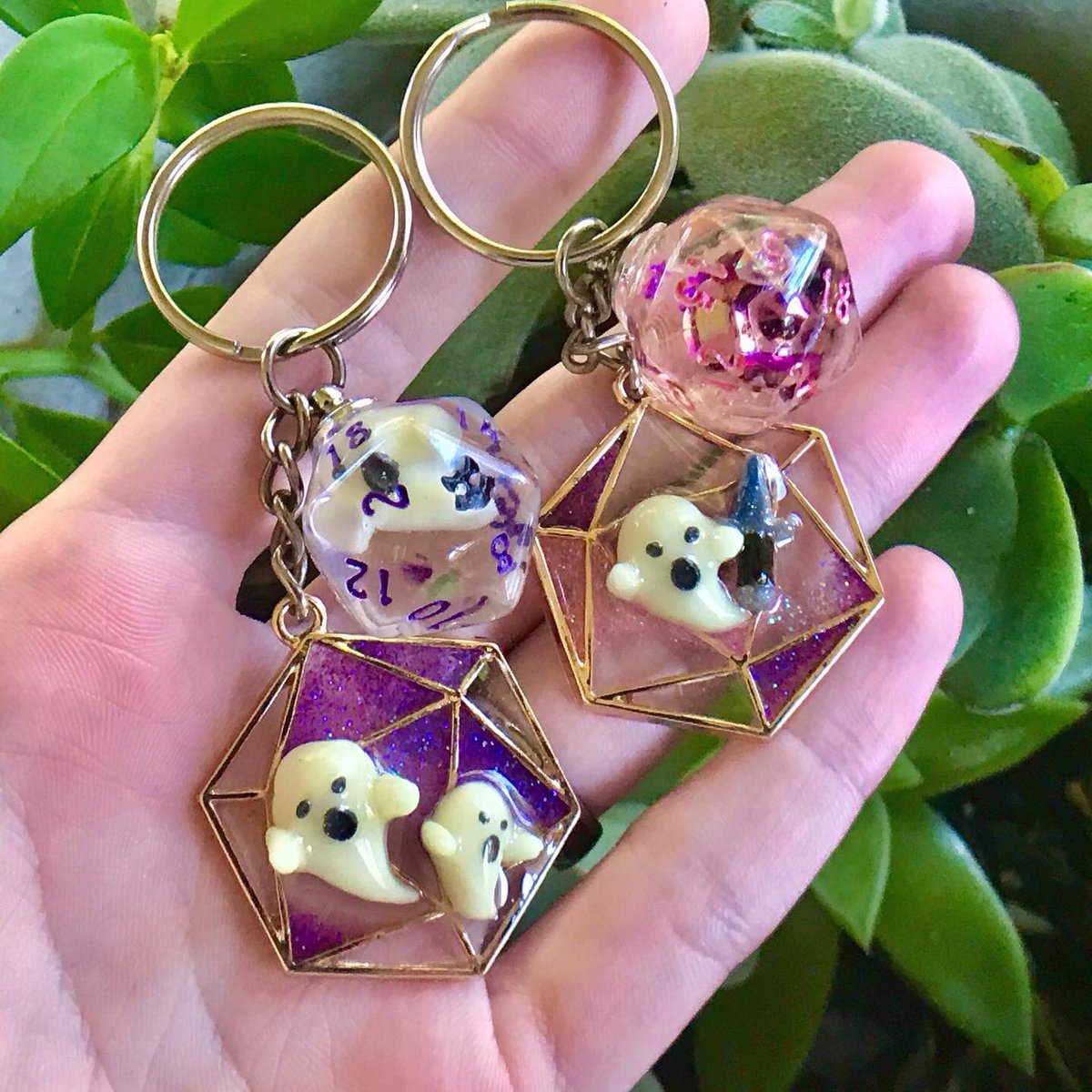 DeathwishDice's tweet photo. New Glitter Shaker d20 keychains in the shop now 💜✨
✨https://t.co/DOobOMzyuM✨ https://t.co/X8qHHuTQSo