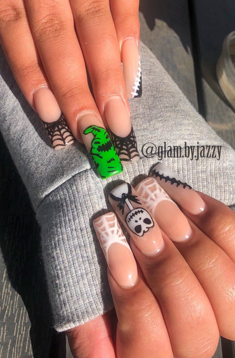 jazzybby514's tweet image. "Come with us and you will see
This, our town of Halloween." 🧡🎃