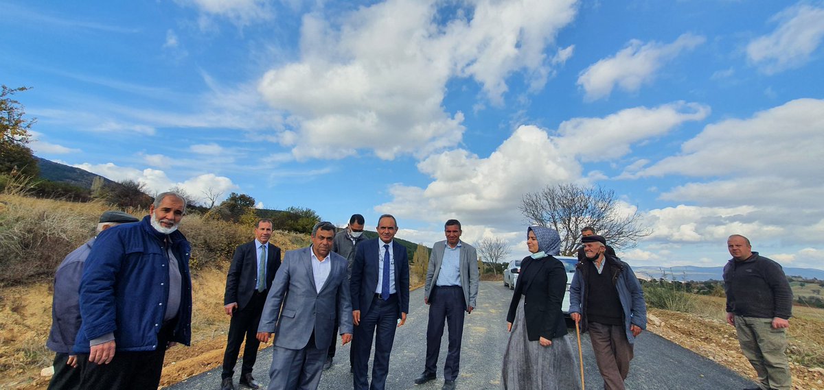 alivar43's tweet photo. Hisarcık Halifeler Köyümüzdeyiz.
@43ozelidare Genel Sekreterimiz Sn.@muratkoyak İlçe Kaymakamımız Sn.@didemdnc95 İl genel meclis üyemiz Sn. @Senmuhasebe43EN birlikte #Halifeler-#Sefaköy arasına atılan #Bsk asfalt çalışmasını yerinde inceledik. Emeği geçenlere teşekkürler. https://t.co/CXGtKayFLF