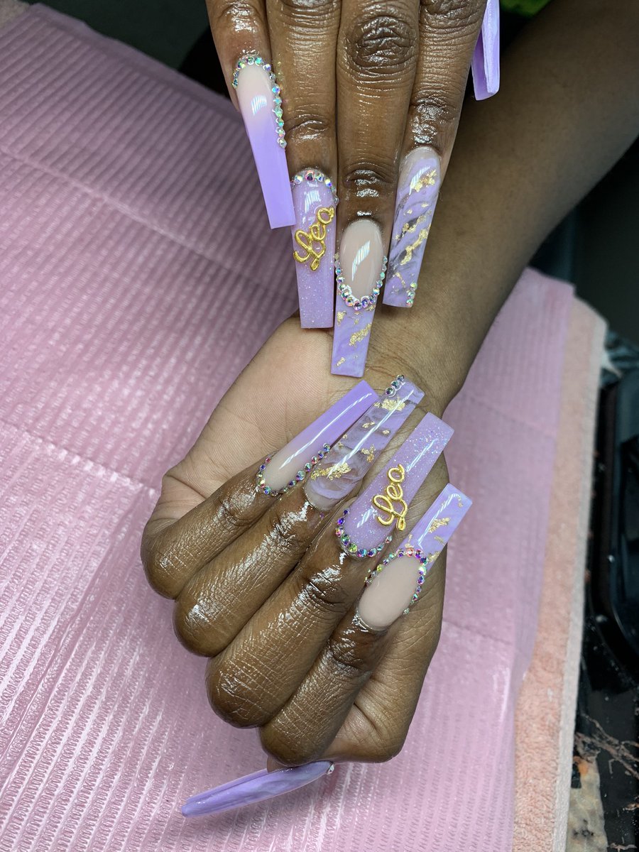 VeesGoldenTouch's tweet photo. Get into the nail art tho 🎨💅🏽 https://t.co/82c9aOoDqQ