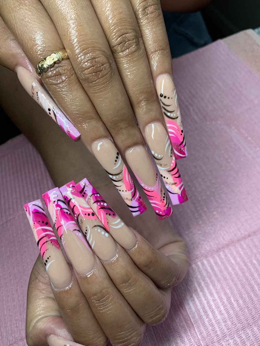 VeesGoldenTouch's tweet photo. Get into the nail art tho 🎨💅🏽 https://t.co/82c9aOoDqQ
