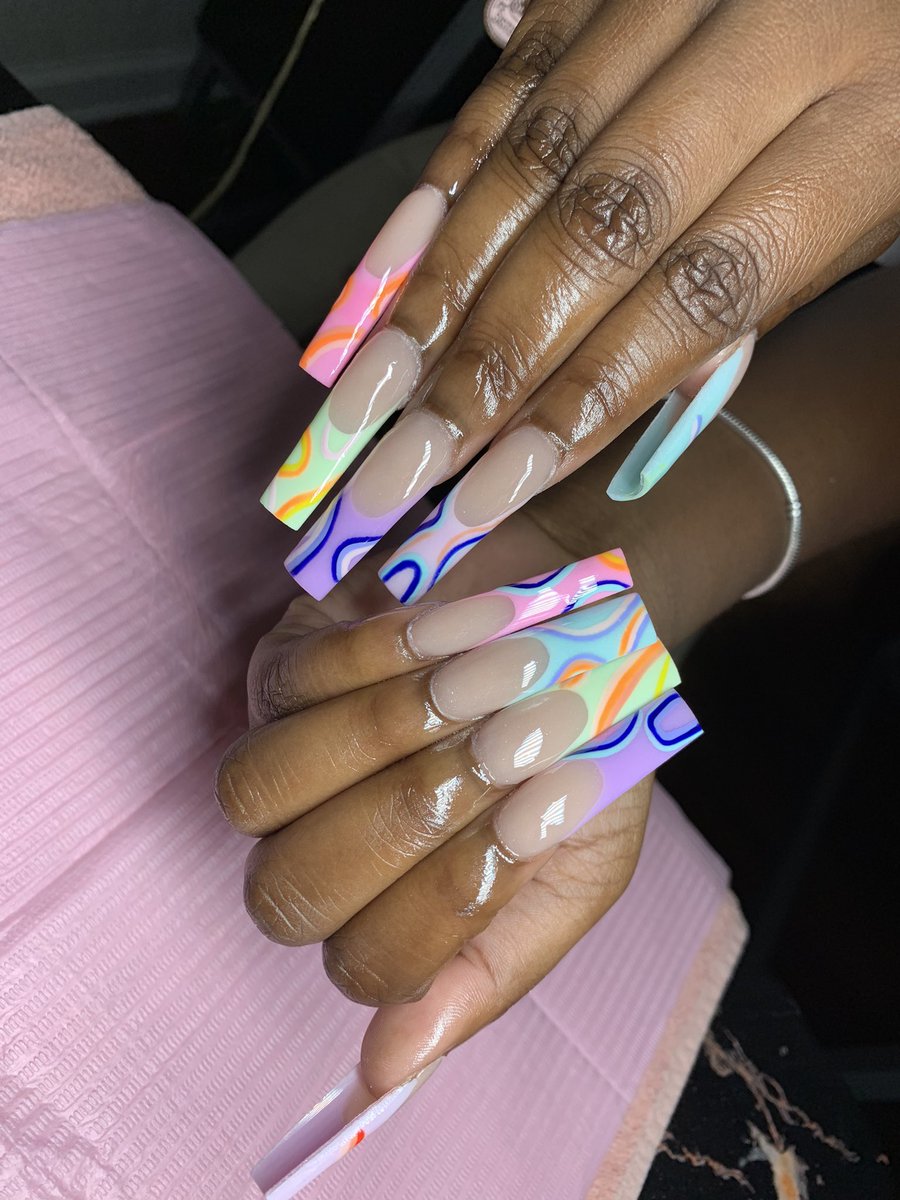 VeesGoldenTouch's tweet photo. Get into the nail art tho 🎨💅🏽 https://t.co/82c9aOoDqQ