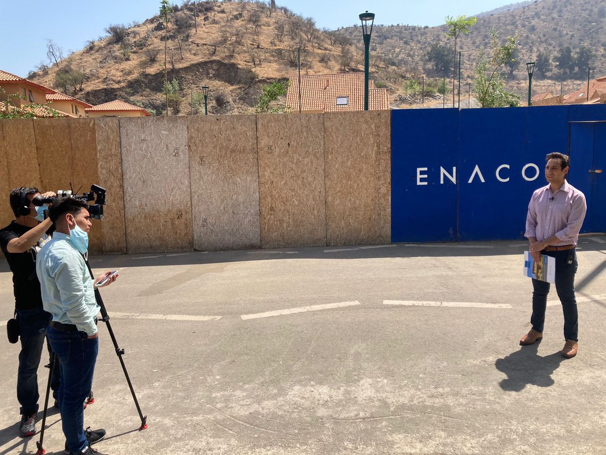 Rbinario's tweet photo. @CuadradoPrats espero vaya mejor su salud. Acá un grupo de sus vecinos organizados buscando que nos entreguen la recepción municipal, el retraso generado en conjunto a #enaco nos tiene afectados. Hoy grabamos nuevo reportaje en TV. https://t.co/YDYFQnHomU