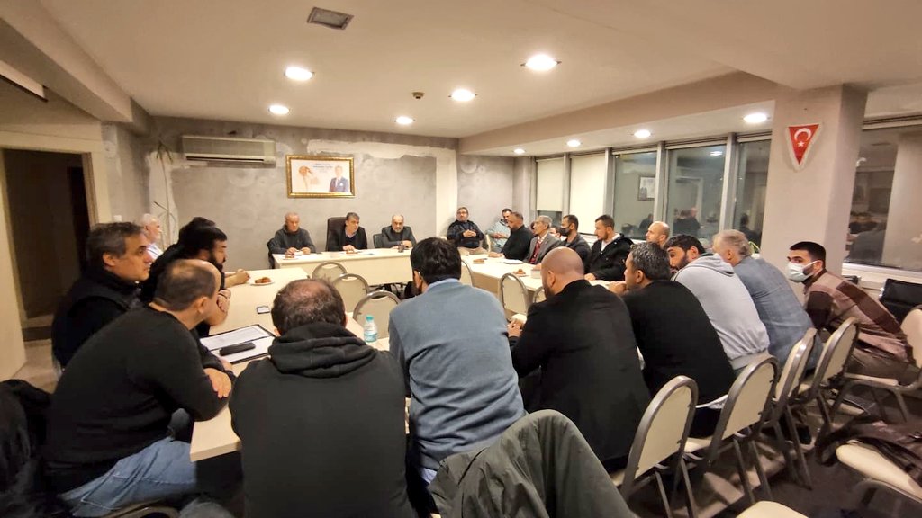 Yeni taşınmış olduğumuz ilçe merkezinde ilçe başkanımız sayın Lokman ÇELİK riyasetinde, il başkan yardımcımız sayın Ahmet AKSU başkanımızın gözetiminde yönetim kurulu toplantımızı icra ettik.

Allah alınan kararları hayırlara vesile eylesin inşallah.

#hazırız 
#BuradaGekecekVar