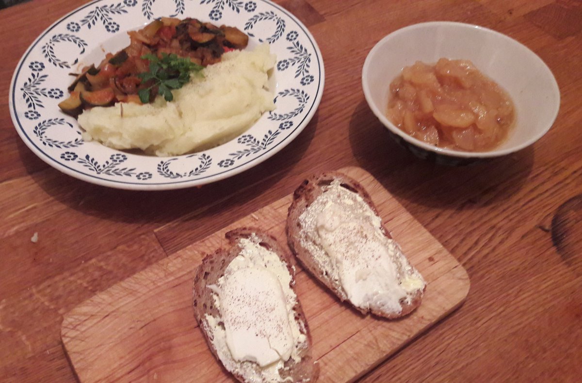 aubergingembre's tweet photo. Ratatouille de blettes, fromage de chèvre et compote de pommes de chez ma grand-mère. Basique, simple efficace, le confort gustatif à son top hihi
#gaykitchen homosexuels du monde donnez vos petits plats !! https://t.co/quDy7dMC1J