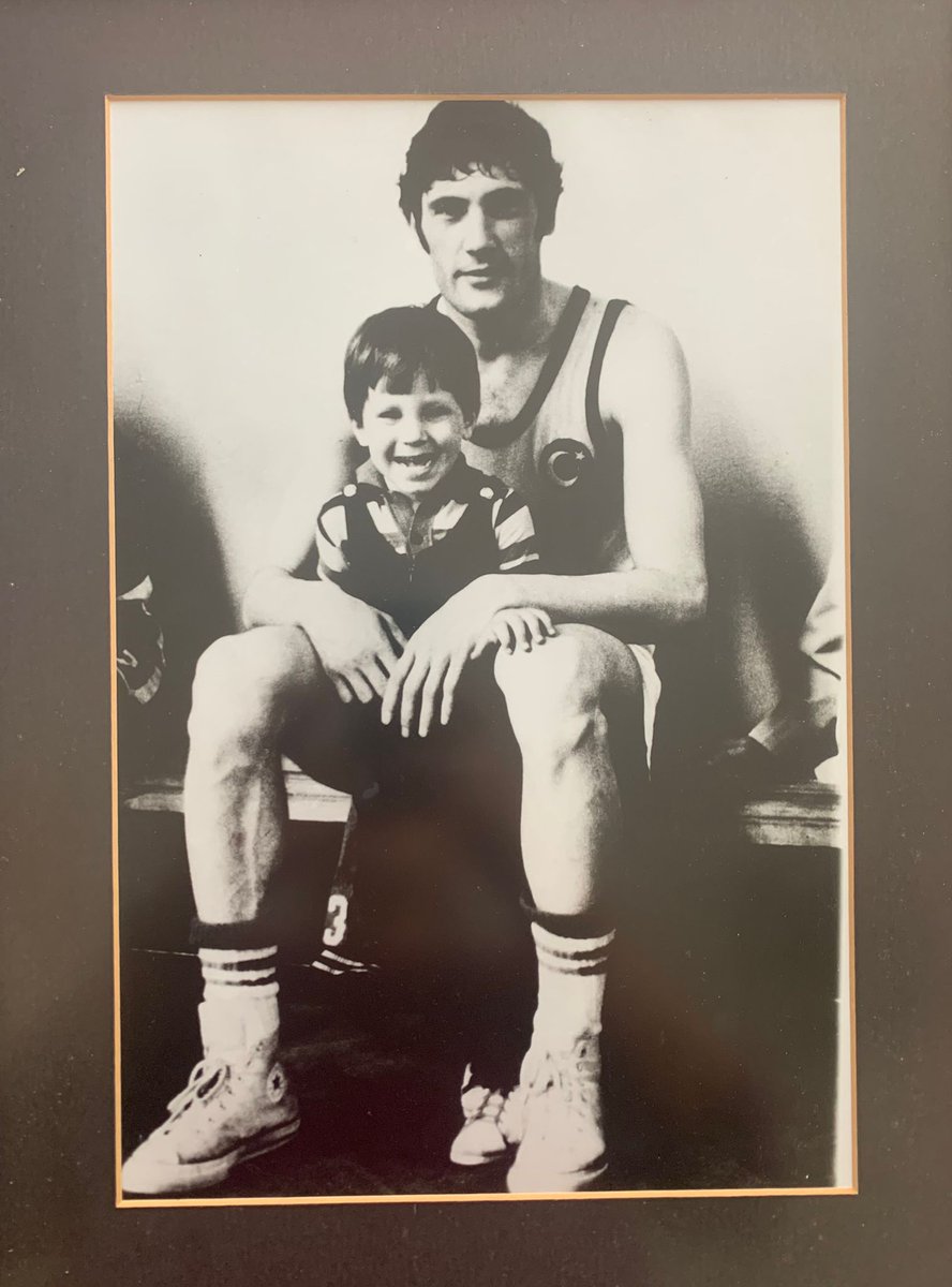 Yarın basketbolumuz için çok önemli bir gün. Türkiye Basketbol Federasyonu başkanlık seçiminde 3 adaylı yarışın bir parçasıyım. Basketbolcu bir ailenin evladı olarak, gençlerimiz ve güzel günler için umutla yola çıktık. Tek gücümüz basketbol aşkımız. Üçlüğümüz bol olsun... 🏀🙏🏻