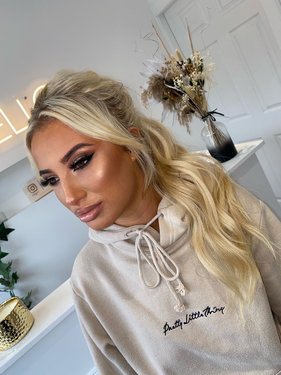 ashunterr's tweet photo. So so happy with how my life is coming together and 100% believe everything happens for a reason. If it wasn’t for Ellie and Leah opening their salon I wouldn’t be where I am in my business today. So grateful and content 🤍 https://t.co/mw8nLIgNYw