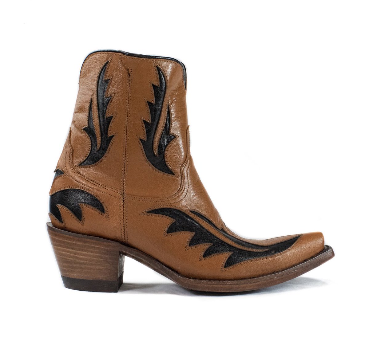 TheRodeoMrs's tweet photo. can’t pick which azulado boots to pick up for NFR…help. https://t.co/h69rKYIc7Z