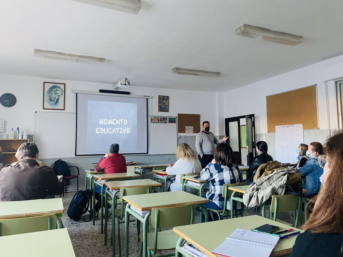 LoretoAntequera's tweet photo. Con el objetivo de seguir dando respuesta a las demandas del alumnado NEAE (Altas Capacidades), hoy, gran parte del equipo docente del centro ha comenzado una formación en “Implantación de Programas de Profundización”. https://t.co/E8cqqdHfZN